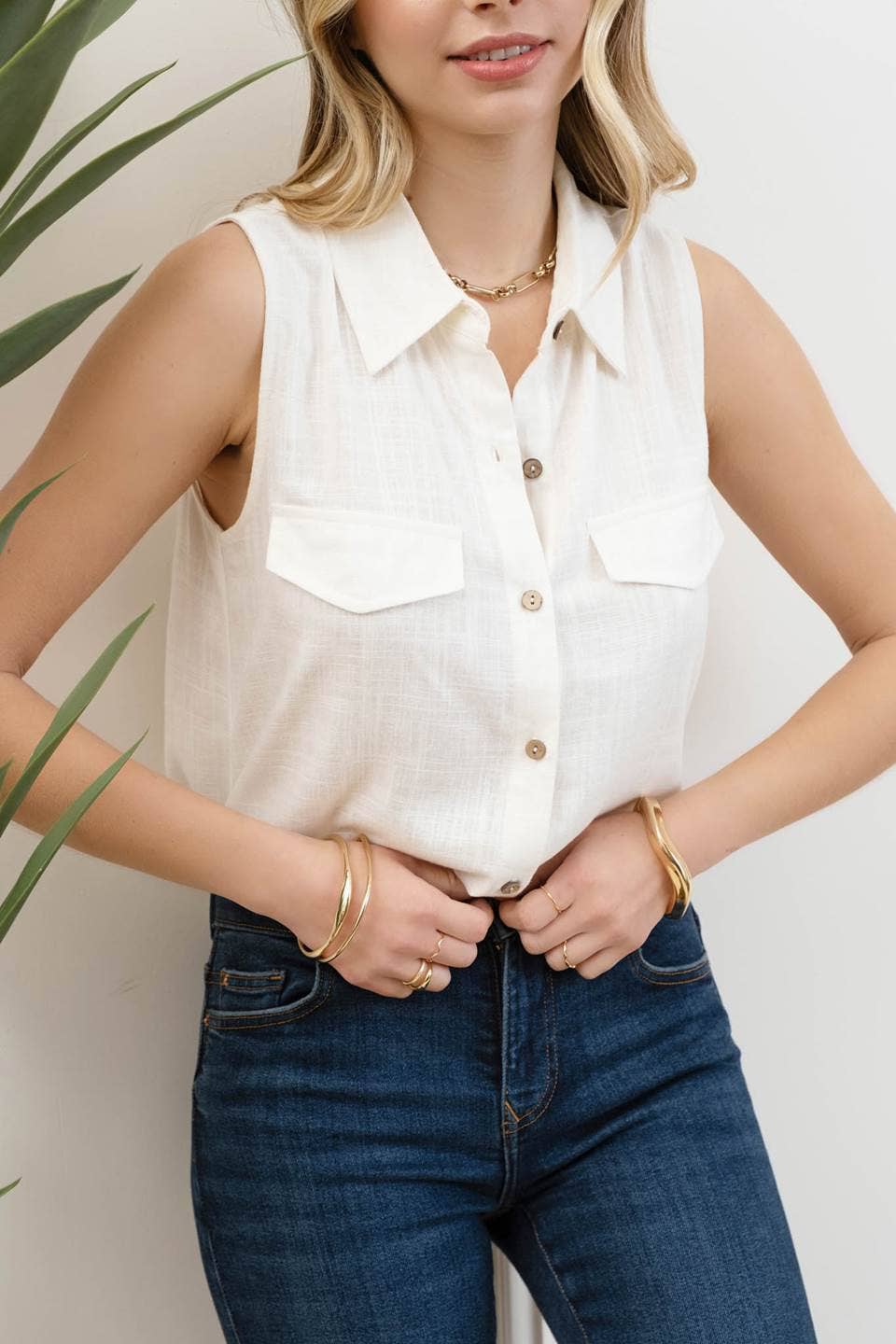 COLLARED BUTTON DOWN SLEEVELESS SHIRT: OFF WHITE