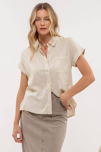 COLLARED BUTTON DOWN SHORT ROLL SLEEVE SHIRT: LIGHT TAUPE